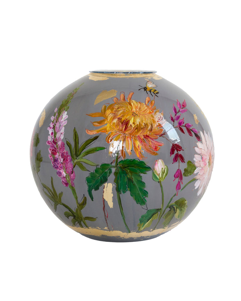 Grijze vaas van glas door doortje Ijpelaar met gouden detail en kleurrijke bloemen