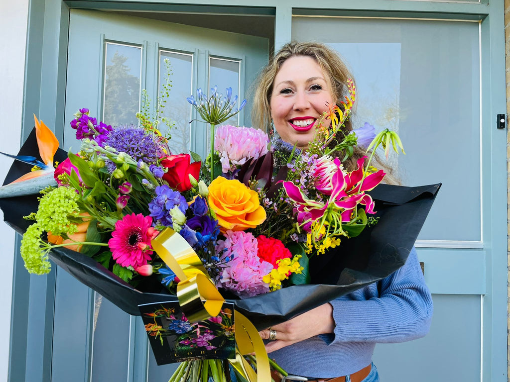 Klant van Cobi Natuurlijk Bijzonder Roermond met mooi boeket bloemen in de handen