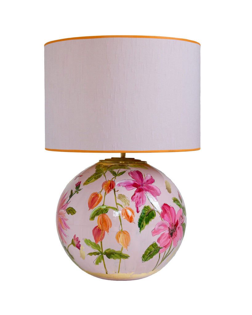 Roze lamp van Doortje Ijpelaar, van glas met donker roze en oranje bloemen en goude detail