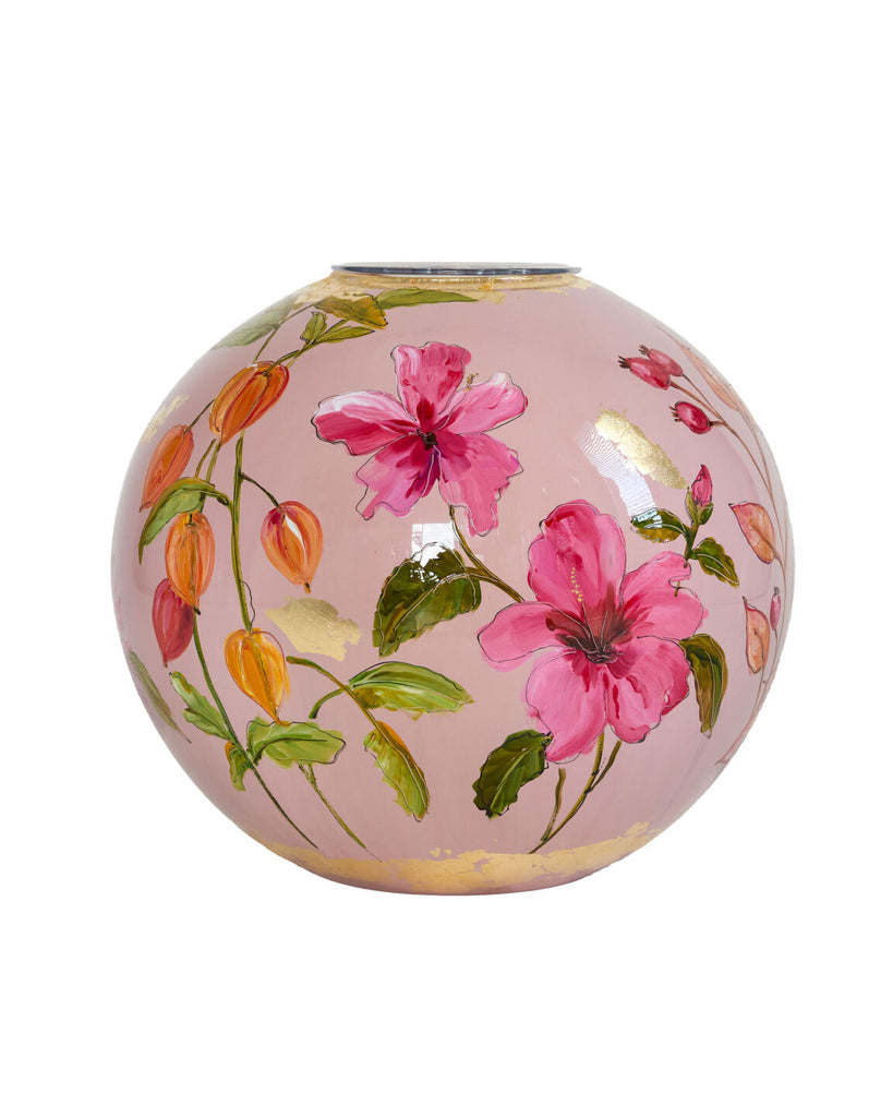 lich roze vaas van Doortje Ijpelaar met gouden detail en bloemen