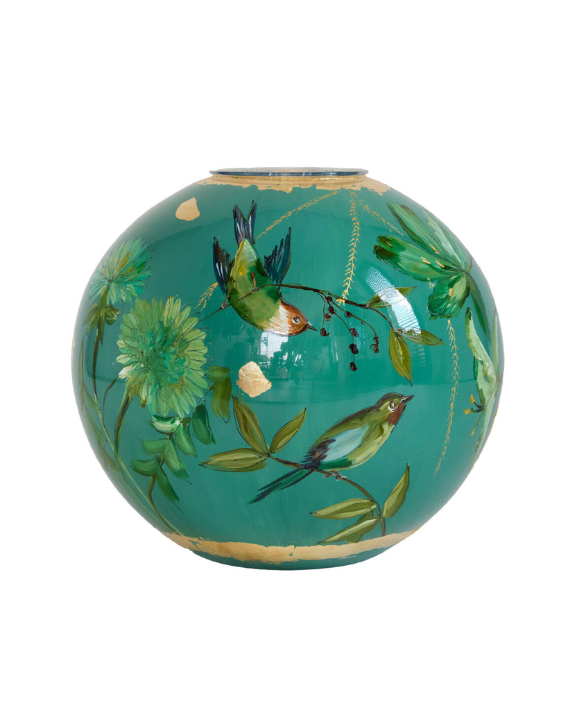 Vaas van Doortje Ijpelaar van glas, kleur zee groen met goude detail, vlinder en groenpatroon