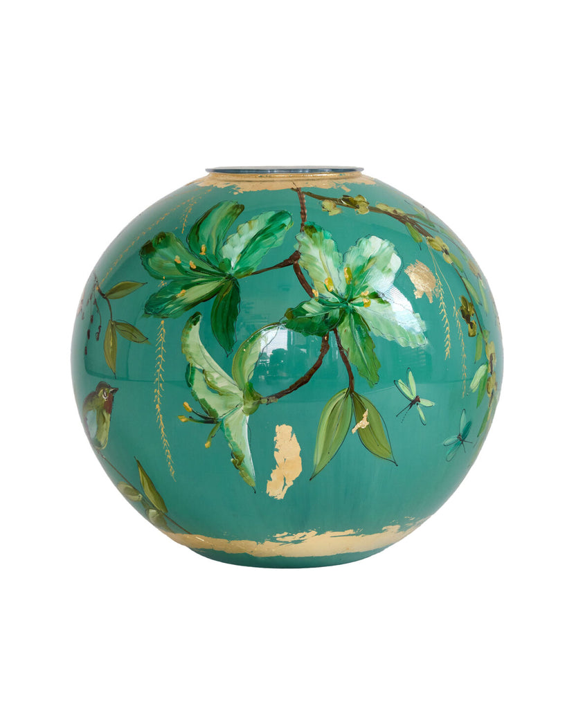 Vaas van Doortje Ijpelaar van glas, kleur zee groen met goude detail, vlinder en groenpatroon