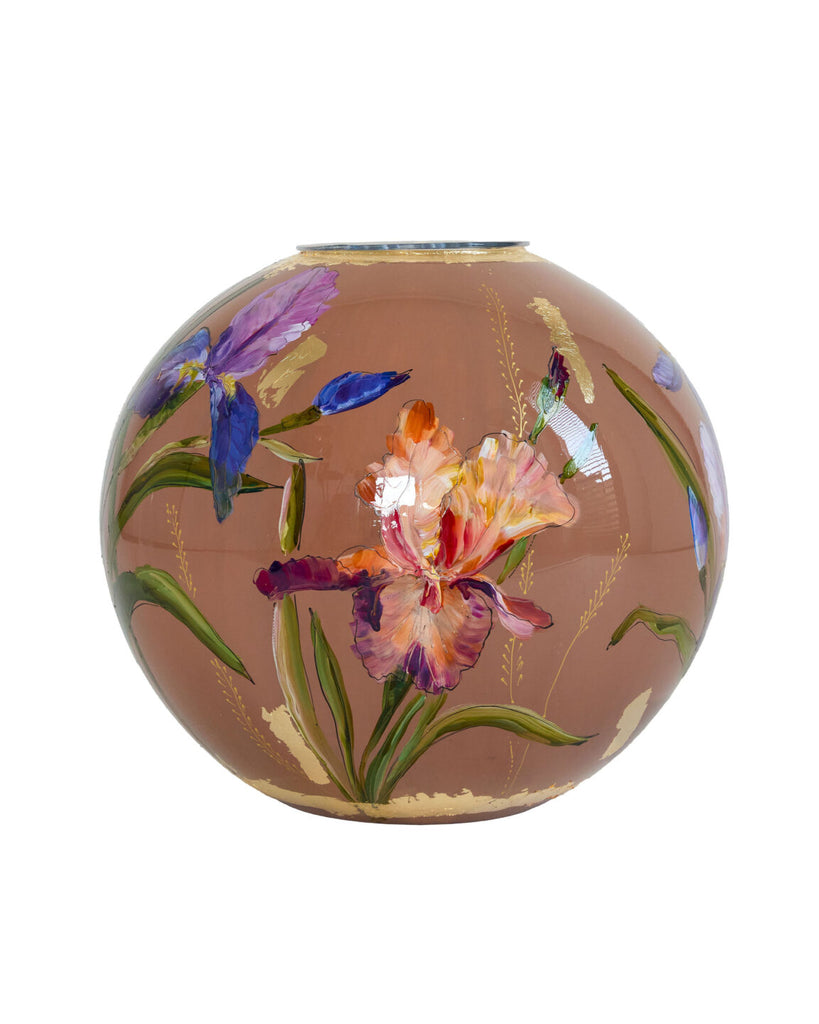 Mooie vaas van Doortje Ijpelaar van glas met bruine kleur en gouden detail en kleurrijke bloemen