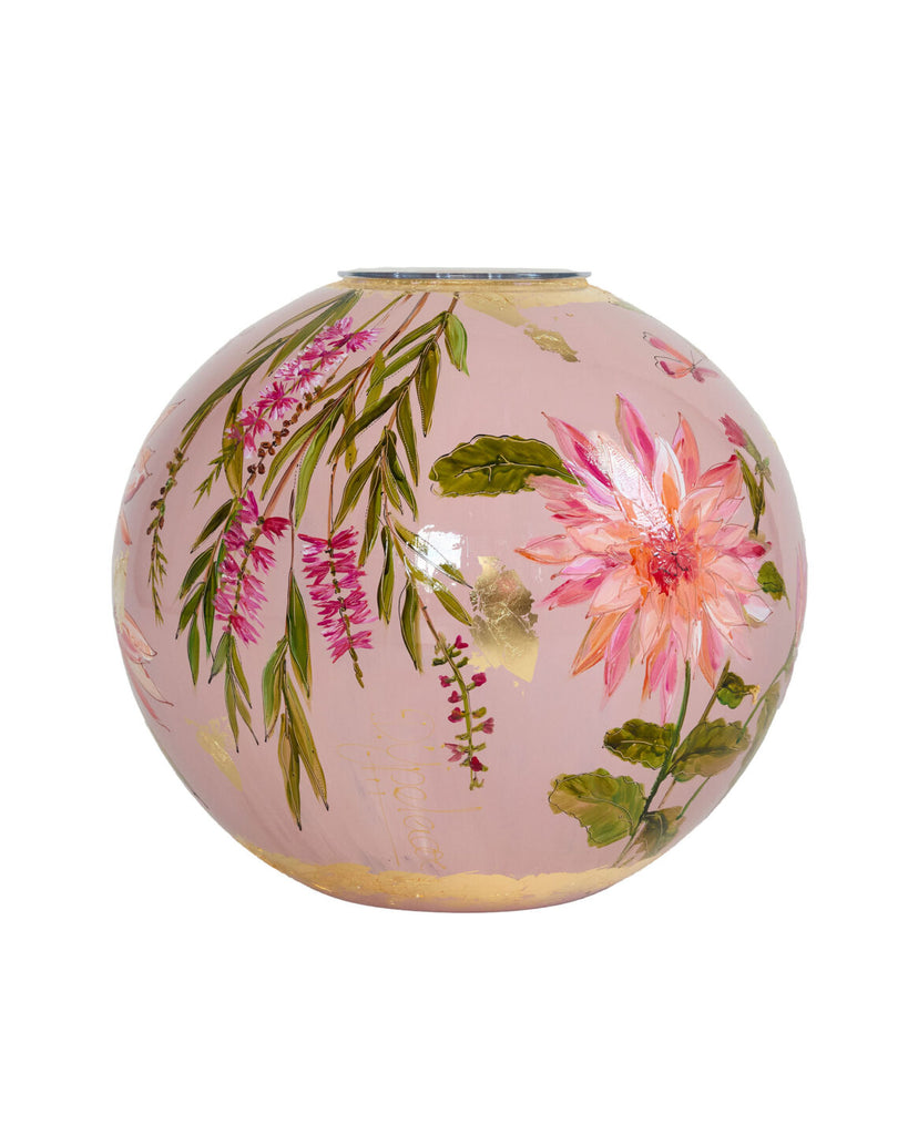 lich roze vaas van Doortje Ijpelaar met gouden detail en bloemen
