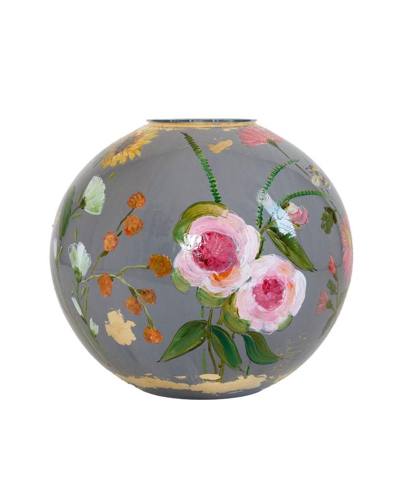 Grijze vaas van doortje Ijpelaar met gouden detail en kleurrijke bloemen